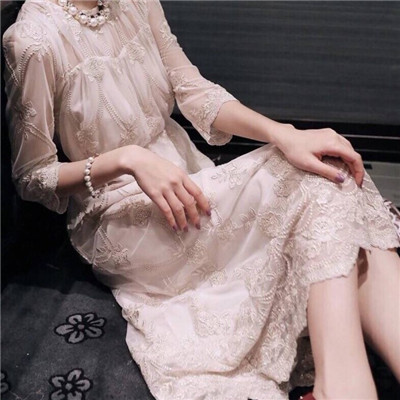 qq女生头像拿着手机图片