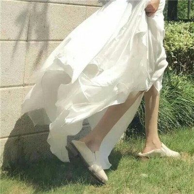 qq女生头像拿着手机图片
