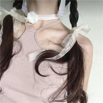 qq女生头像拿着手机图片