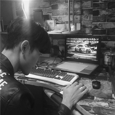 2018抱着快递的男生头像