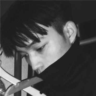 2018抱着快递的男生头像图片
