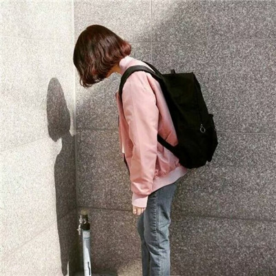qq头像女生黑白坐地图片