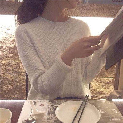 qq头像女生黑白坐地图片