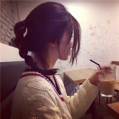 qq头像女生黑白坐地图片