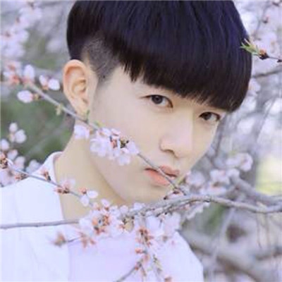 抱着鲨鱼玩偶的男生头像图片