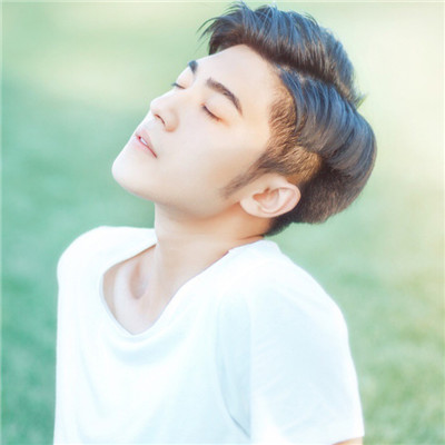 抱着鲨鱼玩偶的男生头像图片