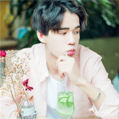 抱着鲨鱼玩偶的男生头像图片