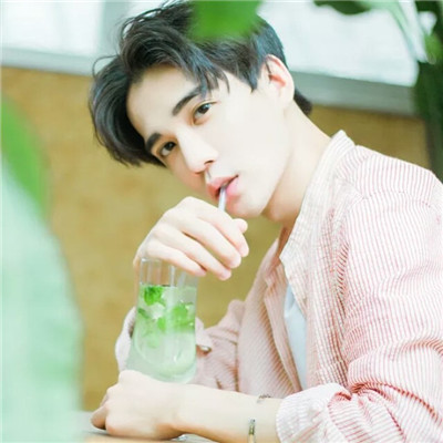 抱着鲨鱼玩偶的男生头像图片