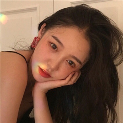 qq灰色头像女生带文字图片