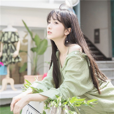 女生背影带框带字头像图片