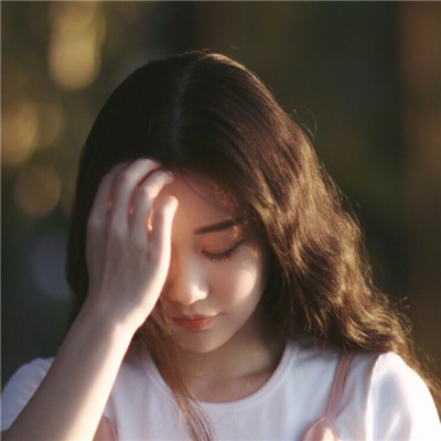 女生背影带框带字头像图片