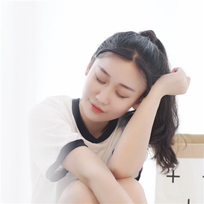 女生背影带框带字头像图片