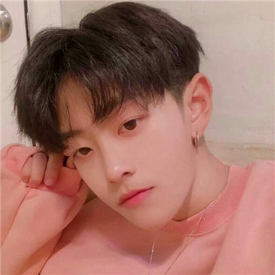 2018花美男粉嫩男生举一只狗的头像