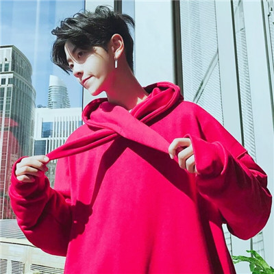 2018花美男粉嫩男生举一只狗的头像图片