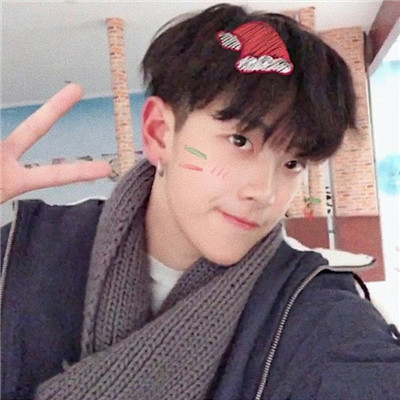 2018花美男粉嫩男生举一只狗的头像图片