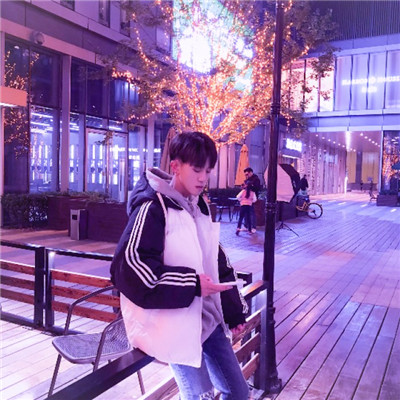 2018花美男粉嫩男生举一只狗的头像图片