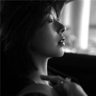 衬衣露肩半边女生头像图片