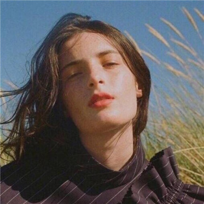 戴耳麦的女生动漫头像图片