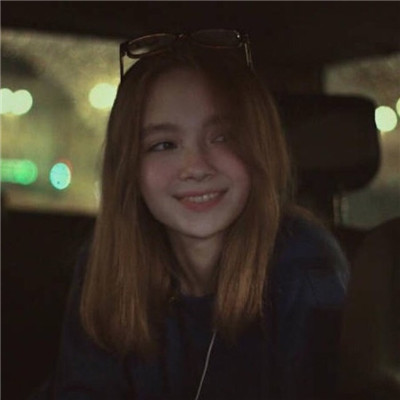 戴耳麦的女生动漫头像图片