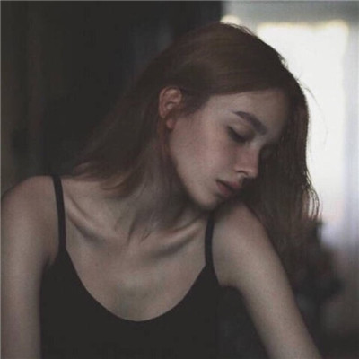 戴耳麦的女生动漫头像图片
