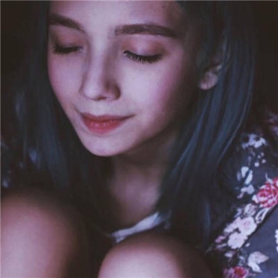 戴耳麦的女生动漫头像图片