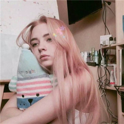 戴耳麦的女生动漫头像图片