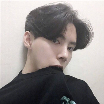 2018男生qq头像手拿花图片