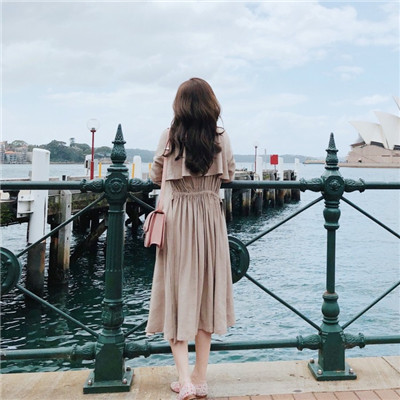 卷发女生侧脸头像女生