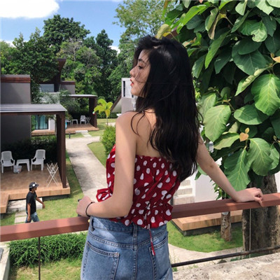 卷发女生侧脸头像女生图片