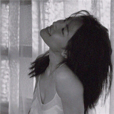 qq头像女生侧脸喝水图片