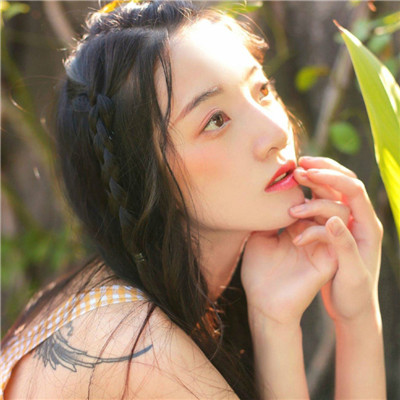 qq头像女生动漫剪刀手