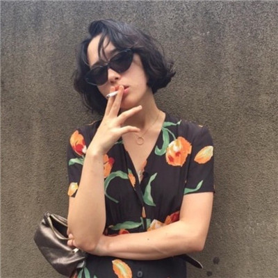 qq头像女生动漫剪刀手图片