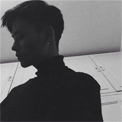 黑白头像绿帽子男生图片
