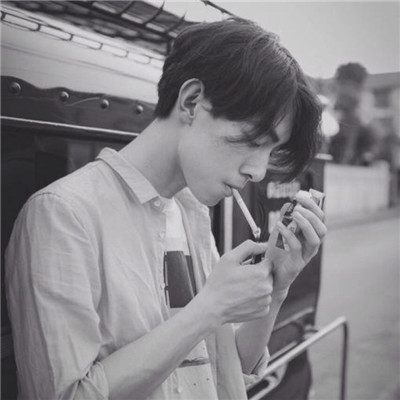 黑白头像绿帽子男生图片