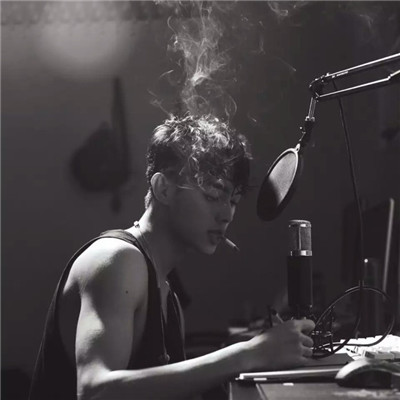 黑白头像绿帽子男生图片