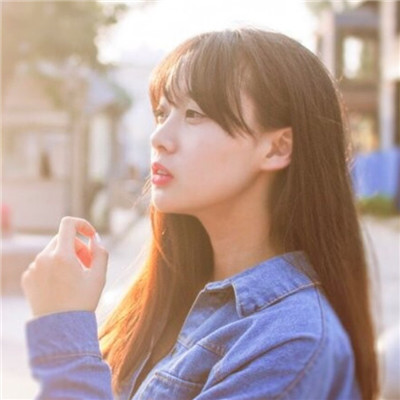 女生拿手机的霸气头像图片