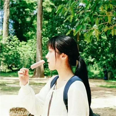 女生拿手机的霸气头像图片