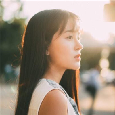女生拿手机的霸气头像图片