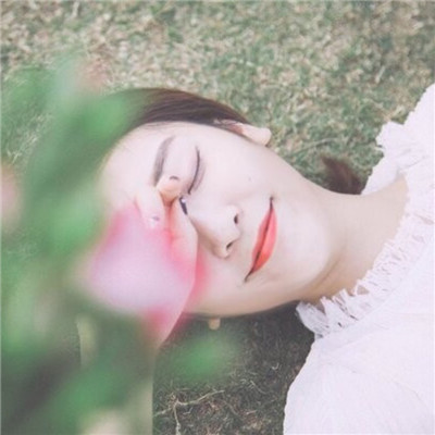 女生拿手机的霸气头像图片