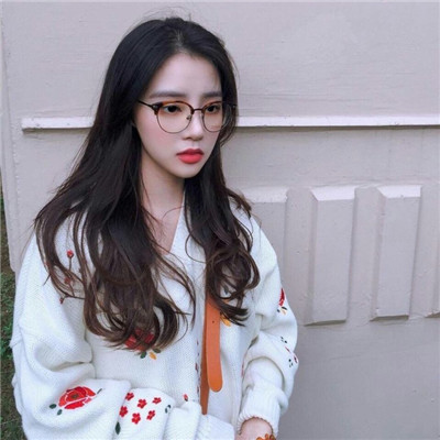 女生头像手拿鲜花高清图片
