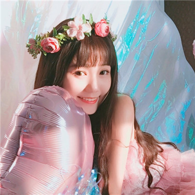 女生头像手拿鲜花高清图片