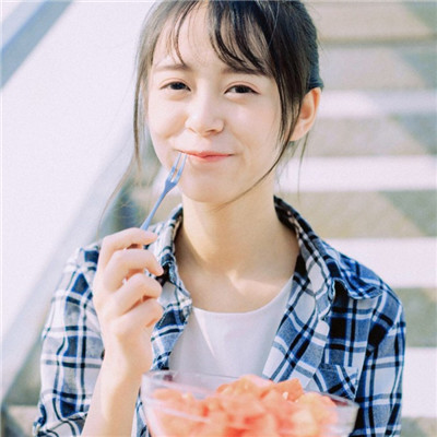 qq头像露肩唯美女生图片