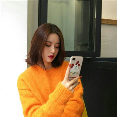 只有半张脸的女生头像图片