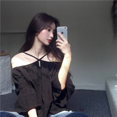 只有半张脸的女生头像图片
