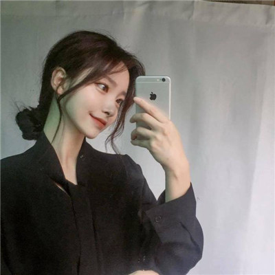 只有半张脸的女生头像图片