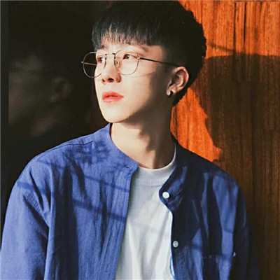 最新版2018情侣头像男生摸着女生头真人图片