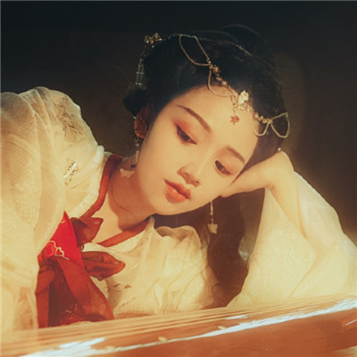 白色衬衫头像女生头像图片