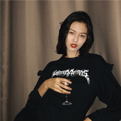 女生抽烟伤感带字头像图片