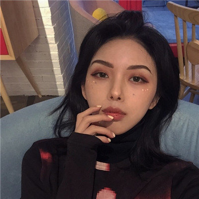 女生抽烟伤感带字头像图片