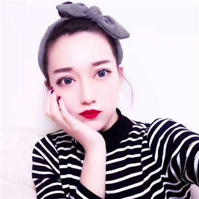 正在喝饮料的女生头像图片